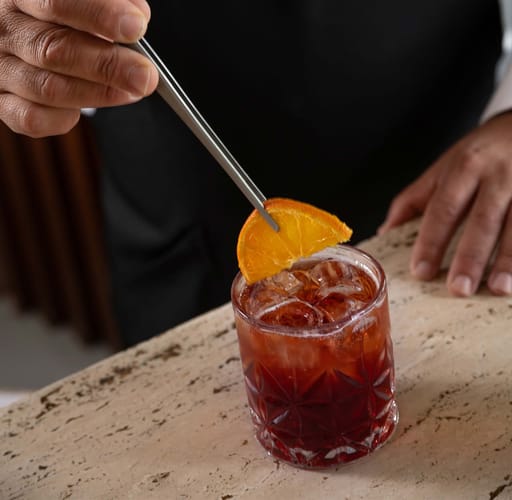 Dettaglio barman che prepara un cocktail, Grand Hotel Panoramic