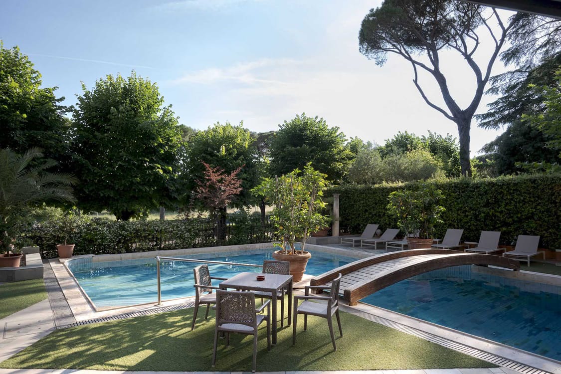 Dettaglio piscina esterna con tavolino in legno, Grand Hotel Panoramic, Montecatini Terme