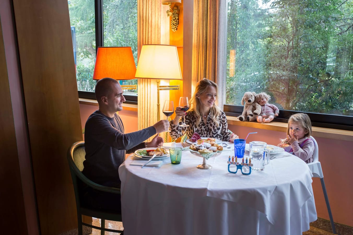 Dettaglio famiglia a cena, presso il ristorante del Grand Hotel Panoramic, Montecatini Terme